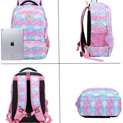 Mochila multicolor com padrão chevron em tons pastel vista de vários ângulos ao lado de um iPad