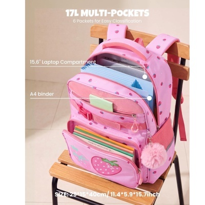 Mochila rosa com padrão de morangos e múltiplos bolsos sobre cadeira de madeira