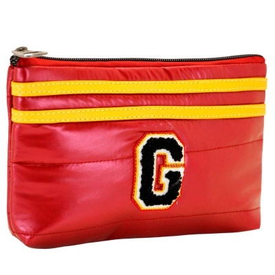 Bolsa de mão vermelha com decoração amarela e letra G bordada