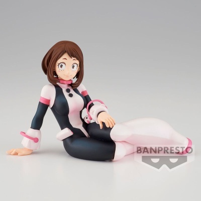 Figura de ação de personagem feminina sentada com fato preto, branco e rosa
