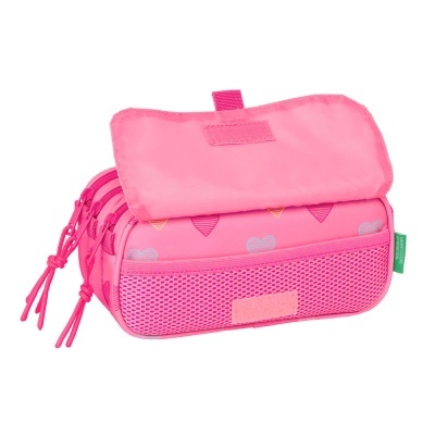 Estojo escolar cor-de-rosa com padrão de corações coloridos e bolso de rede na frente.