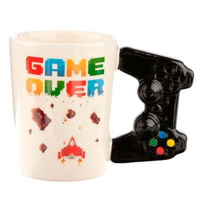 Caneca branca com 'GAME OVER' e pega em forma de comando de videojogo preto