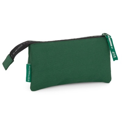 Estojo verde de tecido com fecho preto e etiquetas SCP