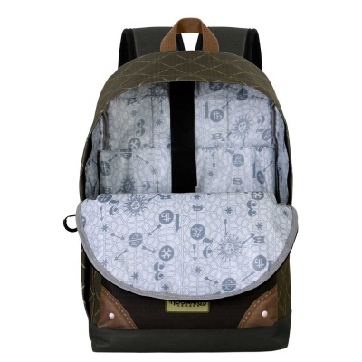 Mochila camuflada verde com interior cinzento com símbolos e alças pretas