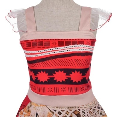 Corpo de vestido com alças largas em rosa claro e painel frontal estampado geométrico vermelho, preto e branco, com tule transparente nas alças