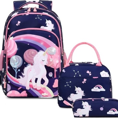 Conjunto mochila, lancheira e estojo azul com padrão de unicórnios e arco-íris