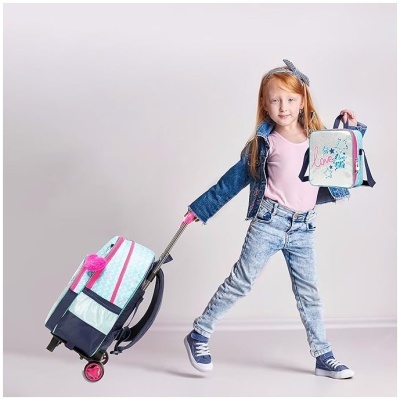 Garota com mochila de rodinhas azul clara e lancheira com escrita LOVE