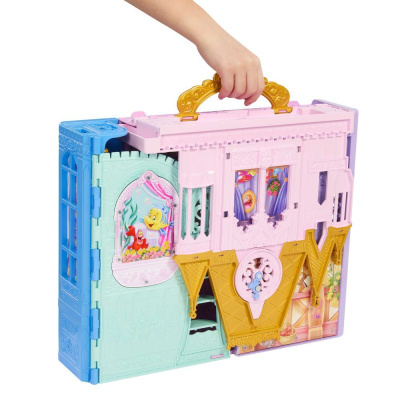 Mala de brinquedo colorida com decoração de castelo e personagens, segurada por uma mão infantil