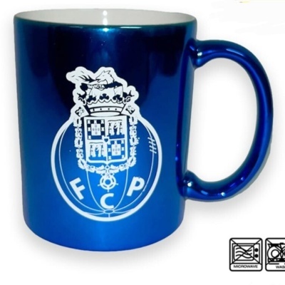 Caneca metálica azul com emblema branco do clube de futebol e ícones de cuidados