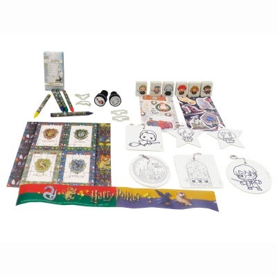 Artigos variados de Harry Potter em fundo branco