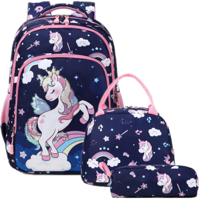 Mochila azul escura com estampa de unicórnio, bolsa e estojo combinando com padrão de nuvens e estrelas.