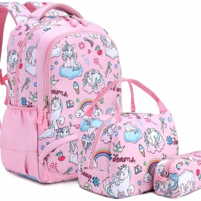 Conjunto rosa de mochila, bolsa e estojo com padrão de unicórnios e arco-íris.