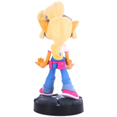 Figura de brinquedo em plástico com cabelo louro e roupa casual azul