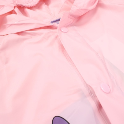 Casaco de chuva cor-de-rosa com botões e desenho roxo