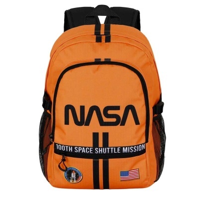 Mochila laranja NASA com texto e emblemas pretos