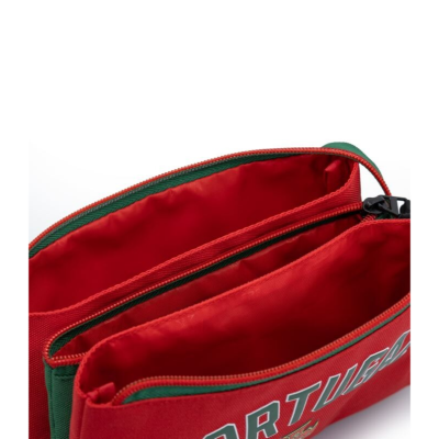 Saqueta vermelha e verde com texto PORTUGAL e bolsos com fecho