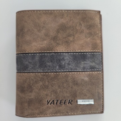 Carteira castanha com faixa cinza e texto YATEER