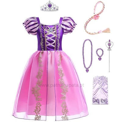 Vestido de princesa roxo e rosa com acessórios em fundo branco