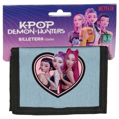 Carteira azul claro com estampa de personagens femininas em coração e embalagem roxa K-POP DEMON HUNTERS
