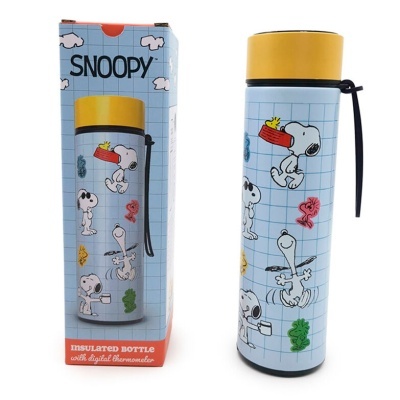 Garrafa térmica azul com personagens Snoopy e tampa amarela ao lado da sua caixa