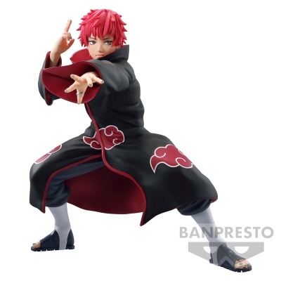 Figurina de personagem com casaco preto e nuvens vermelhas em pose de ação