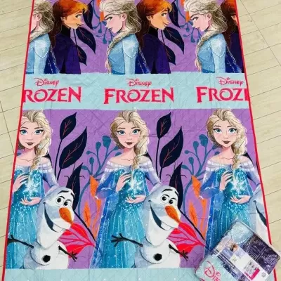 Colcha infantil Disney Frozen com personagens Anna, Elsa e Olaf em fundo azul e roxo