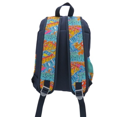 Mochila azul escuro com alças coloridas estampadas e detalhes verdes