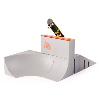 Mini rampa de skate cinzenta com dedo skate TECH DECK sobre fundo branco