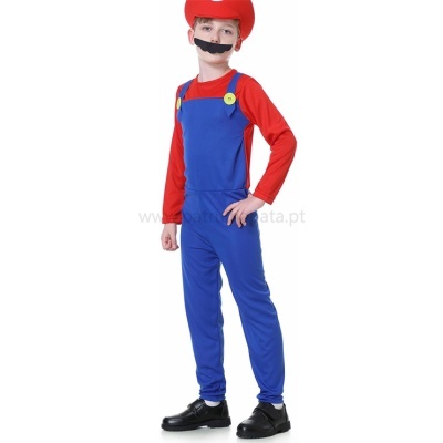 Criança com fantasia azul e vermelha tipo Mario com chapéu e bigode falso