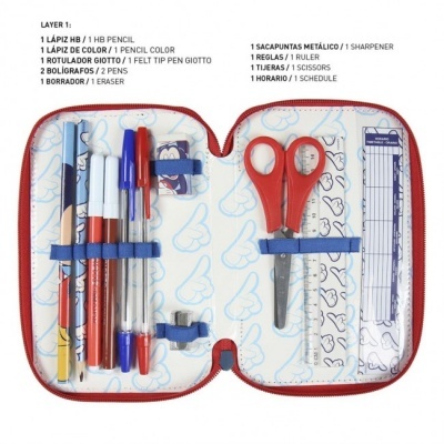 Estojo aberto com material escolar e padrão de desenhos azuis no interior.