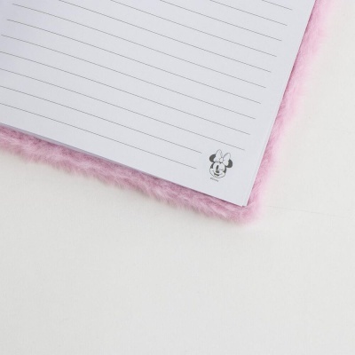 Caderno com capa rosa felpuda e página pautada com desenho da Minnie Disney.