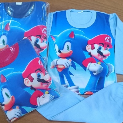 Pijamas infantis com personagens Sonic e Mario em fundo azul