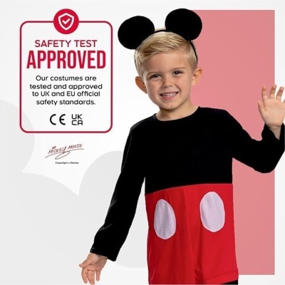 Criança com fato preto e vermelho de Mickey Mouse e orelhas, selo de segurança aprovado em fundo rosa