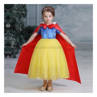 Menina vestida com vestido de princesa azul, amarelo e capa vermelha