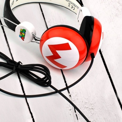 Auriculares vermelhos e brancos com padrão M em fundo de madeira branca