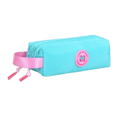 Estojo retangular azul-turquesa com pega rosa e emblema redondo com texto