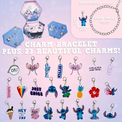 Pulseira com 23 pendentes coloridos exibidos sobre fundo roxo, com caixa azul hexagonal ao fundo.