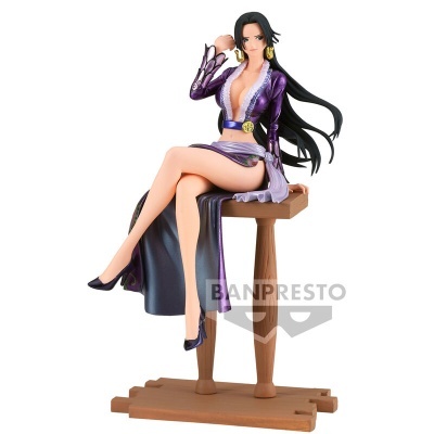 Figura colecionável de mulher sentada com vestido roxo e banco de madeira