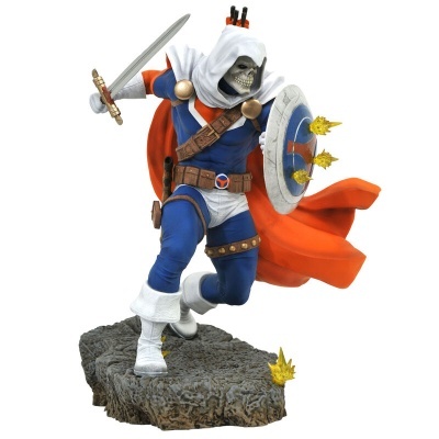 Figura de ação de personagem esqueleto com capa vermelha e armas.
