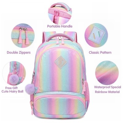 Mochila colorida com padrão arco-íris, alça, zíperes e acessório de pelúcia.