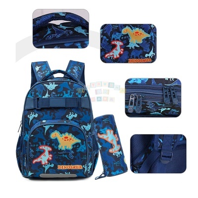Mochila azul escura para criança com padrão de dinossauros coloridos e acessórios combinando.