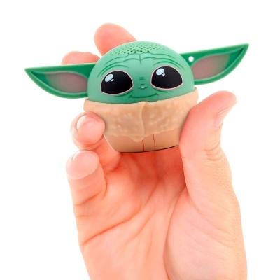 Figura pequena do Baby Yoda verde e bege na mão