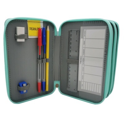 Estojo escolar verde água aberto com canetas, borracha, apontador e régua.