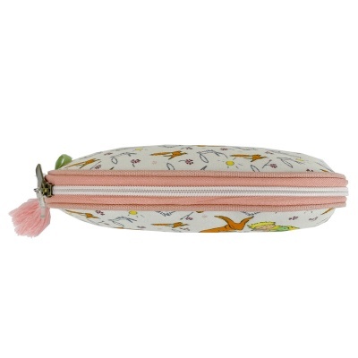 Estojo retangular de tecido com padrão infantil e zíper rosa com tassel.