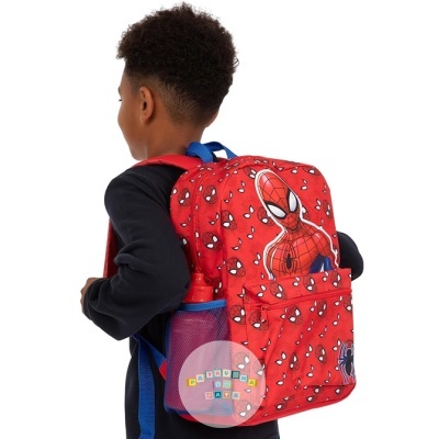 Mochila escolar vermelha com Homem-Aranha e bolso lateral de malha azul.