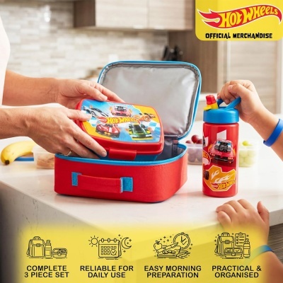 Conjunto Hot Wheels com lancheira, caixa para almoço e garrafa de água em cozinha