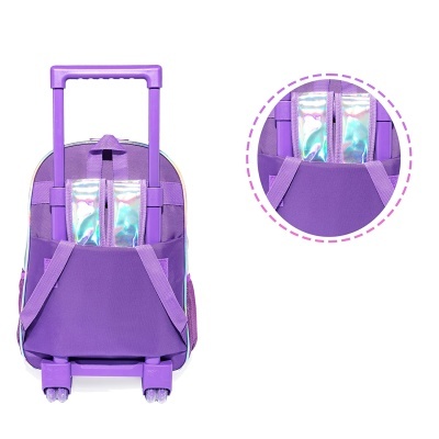 Mala roxa com rodas e alça telescópica vista de trás
