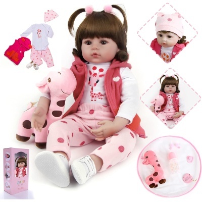 Boneca bebé realista com roupa rosa e peluche girafa cor-de-rosa