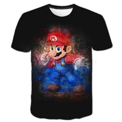 T-shirt preta com estampa do personagem Mario em cores vibrantes, com boné vermelho M, fato azul e fundo abstrato