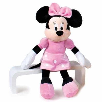 Pelúcia Minnie Mouse com vestido rosa e laço sentada numa cadeira branca